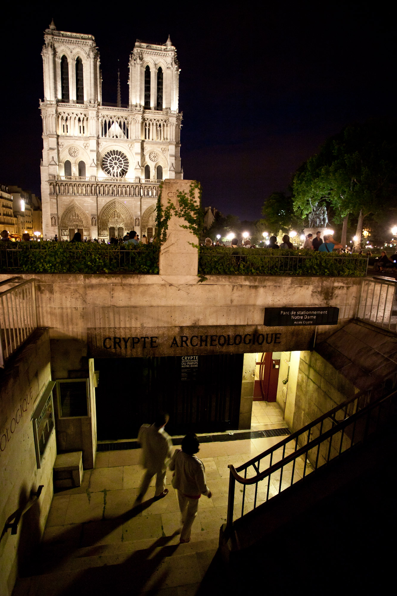 Entrée de la crypte archéologique et du parking souterrain sous le parvis de Notre-Dame